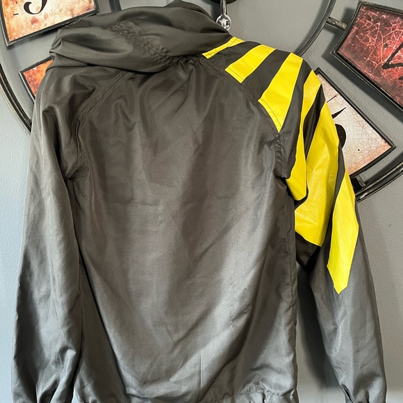 Bench Windbreaker - Picture 2 of 4